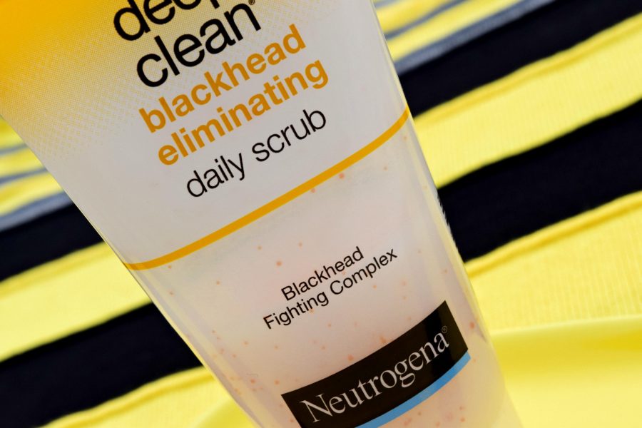 neutrogena-deep-clean-blackhead-eliminating-daily-scrub